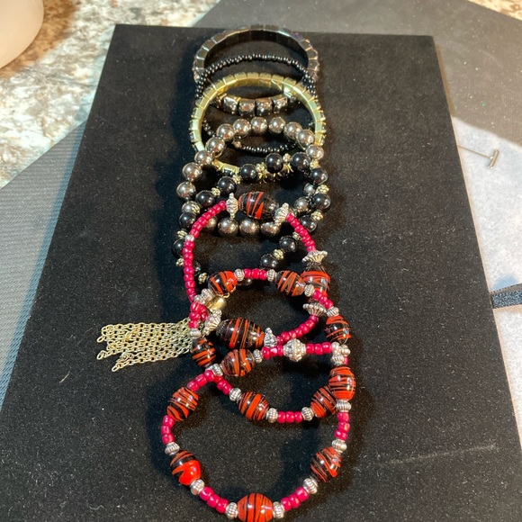 ✔️✔️Handcrafted- Set of 8 Stretch Bracelets in Black and Wine - Picture 3 of 3